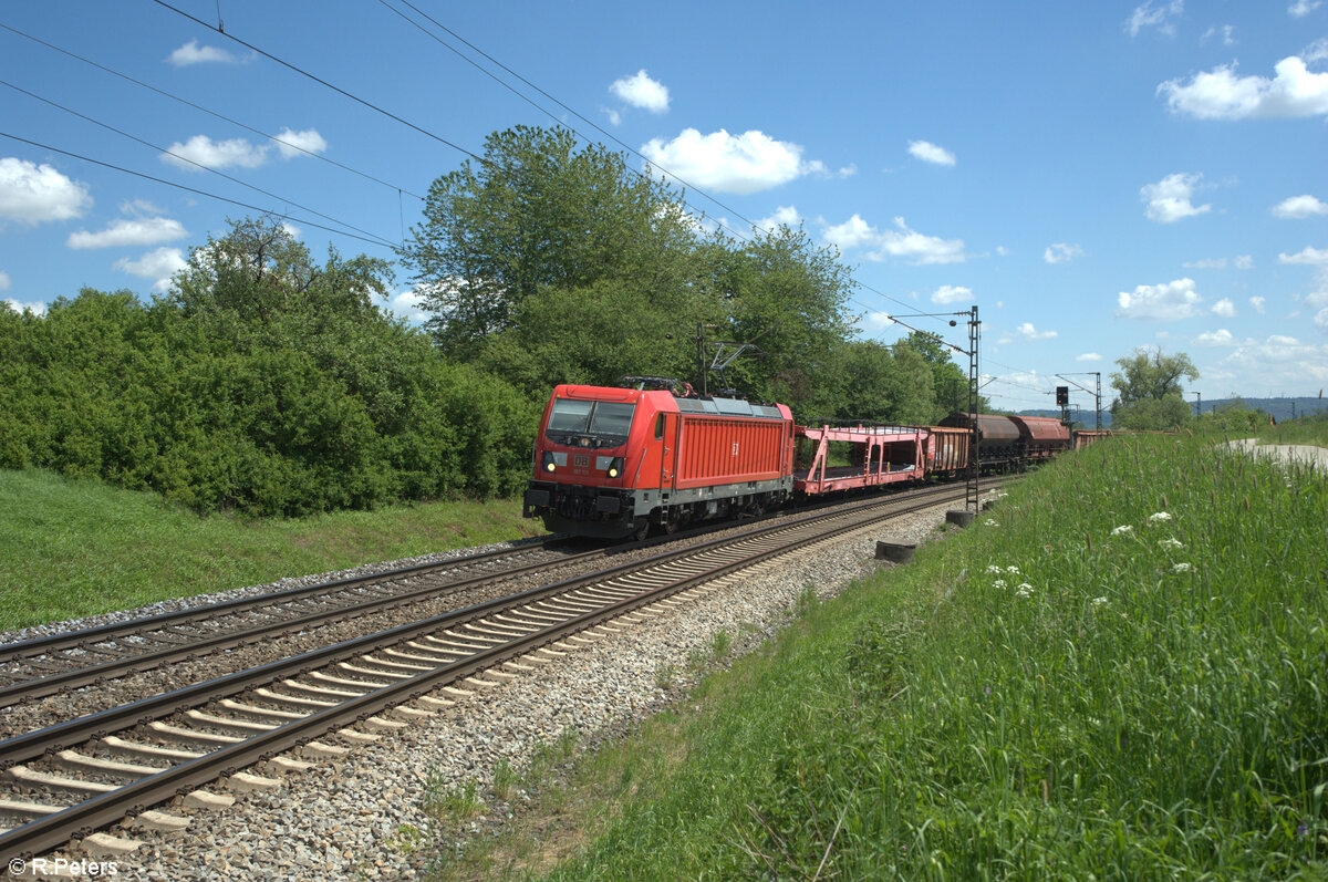 187 111-0 zieht mit einem gemiscten Güterzug bei Pölling in Richtung Norden. 14.05.24