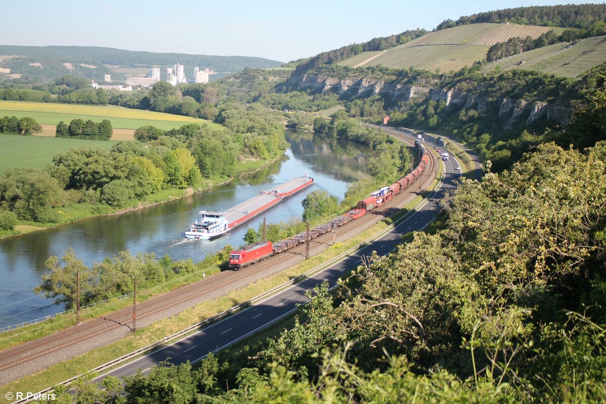 187 112-8 mit dem Gemischten Güterzug aus Seelze nach Nürnberg zwischen Karlstadt und Himmelstadt. 02.06.21