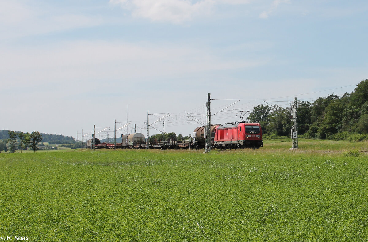 187 135 zieht mit einem gemischten Güterzug bei Oberdachstetten in Richtung Süden. 08.06.24