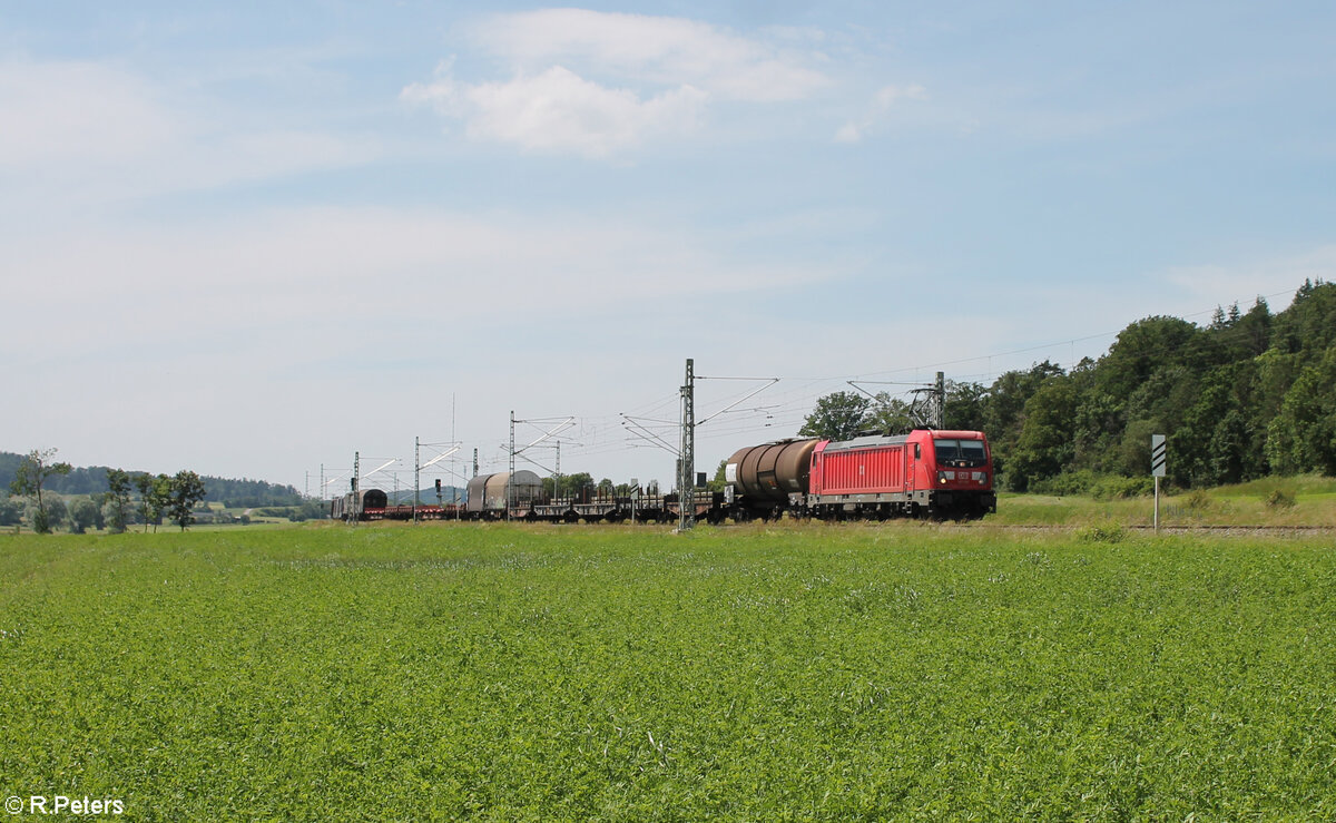187 135 zieht mit einem gemischten Güterzug bei Oberdachstetten in Richtung Süden. 08.06.24