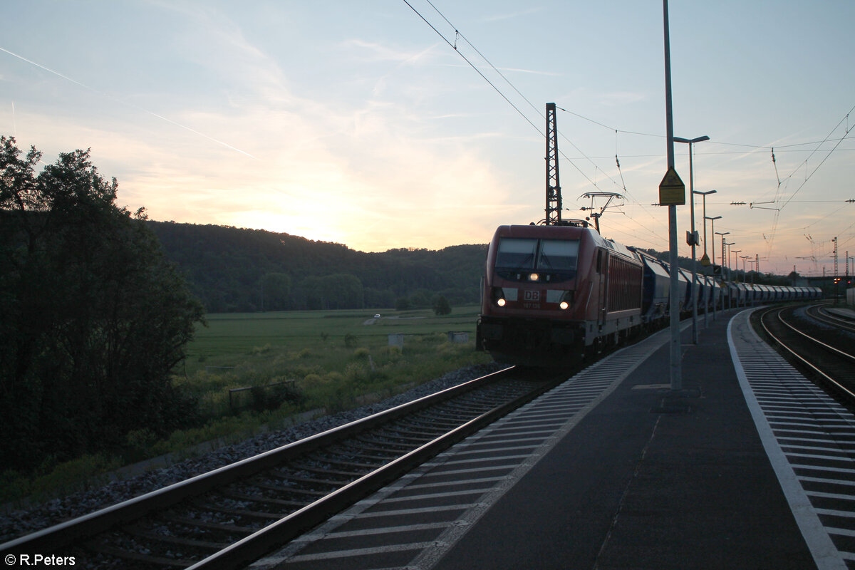 187 136-7 mit einem Getreidezug in Retzbach-ZZellingen. 11.05.24