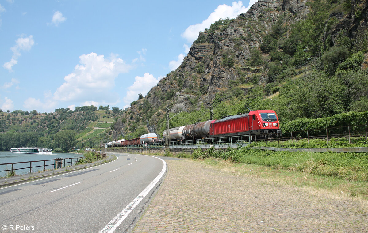 187 152 zieht mit einem gemischten Güterzug kurz hinter der Loreley gen Süden. 20.07.24