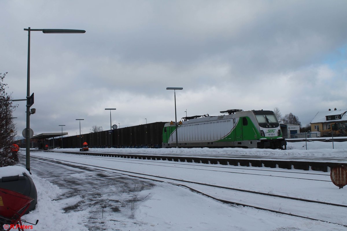 187 302 steht nun mit dem ersten Teil des Hackschnitzelzuges in Wiesau/Oberpfalz. 14.01.21