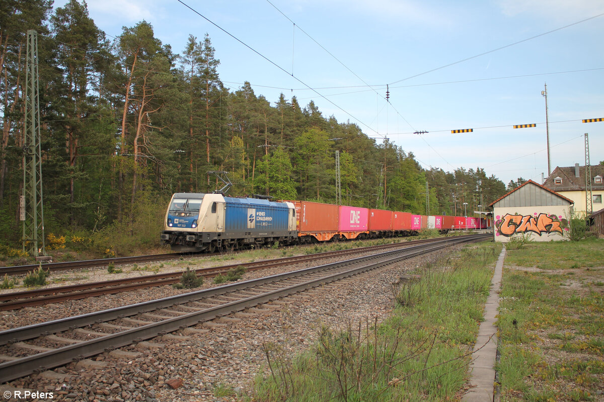 187 322 mit einem Containerzug gen Norden in Ochenbruck. 30.04.24