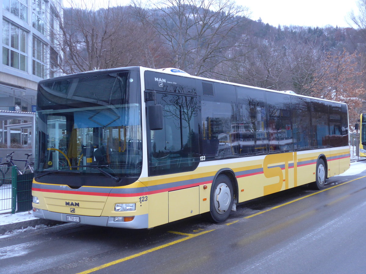 (187'024) - STI Thun - Nr. 123/BE 700'123 - MAN am 18. Dezember 2017 bei der Schifflndte Thun