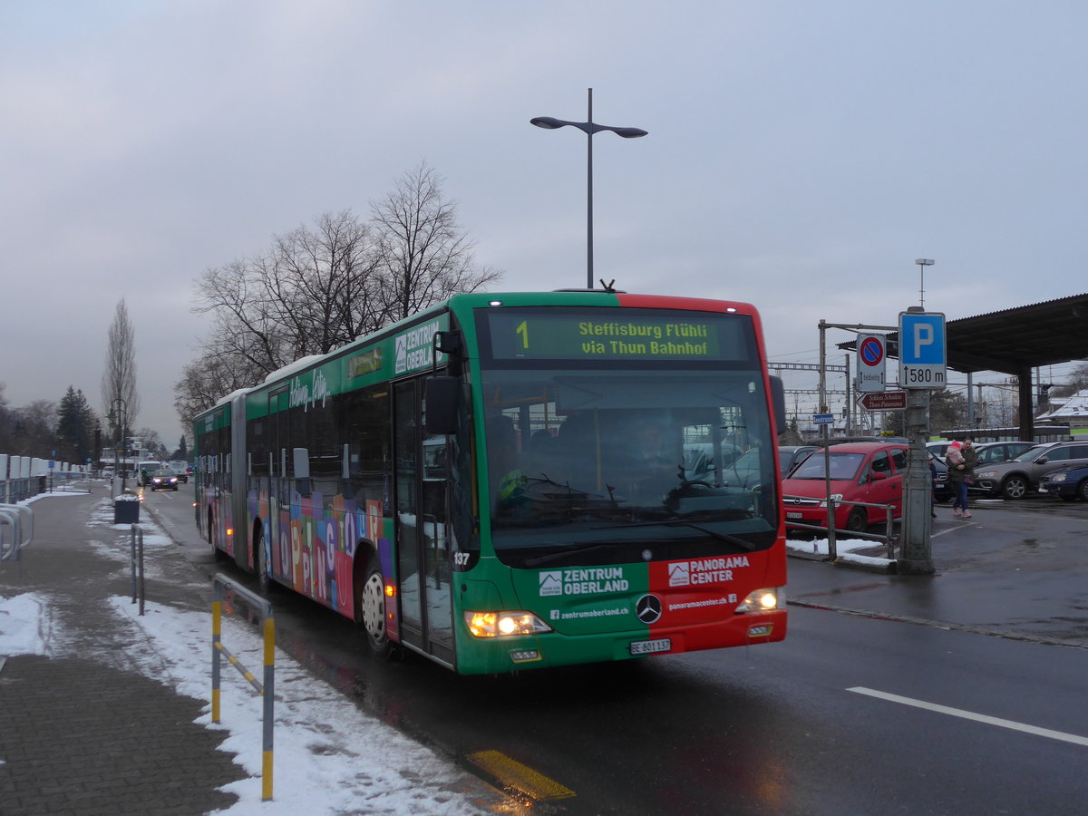 (187'105) - STI Thun - Nr. 137/BE 801'137 - Mercedes am 18. Dezember 2017 beim Bahnhof Thun