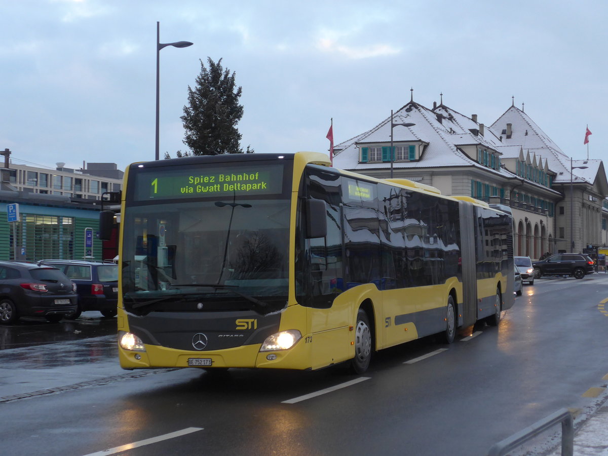 (187'106) - STI Thun - Nr. 173/BE 752'173 - Mercedes am 18. Dezember 2017 beim Bahnhof Thun