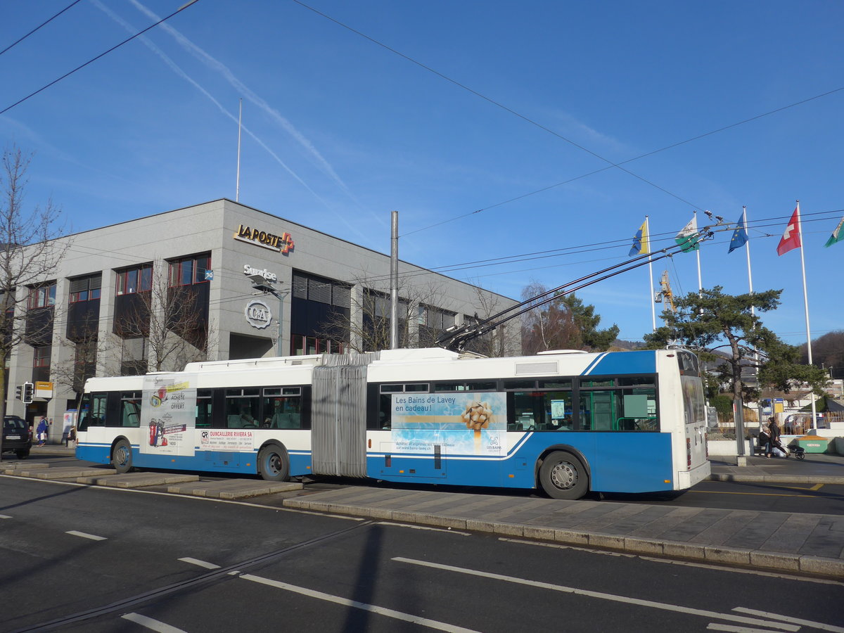 (187'217) - VMCV Clarens - Nr. 13 - Van Hool Gelenktrolleybus am 23. Dezember 2017 beim Bahnhof Vevey