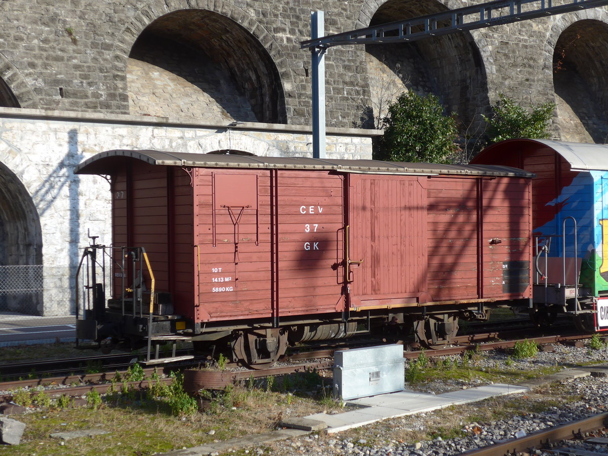 (187'233) - CEV-Gterwagen - Nr. 37 - am 23. Dezember 2017 im Bahnhof Vevey