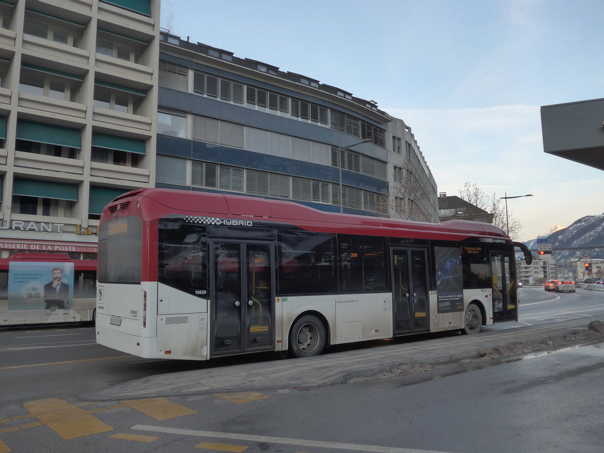 (187'254) - PostAuto Wallis - Nr. 76/VS 459'700 - Volvo am 23. Dezember 2017 beim Bahnhof Sion