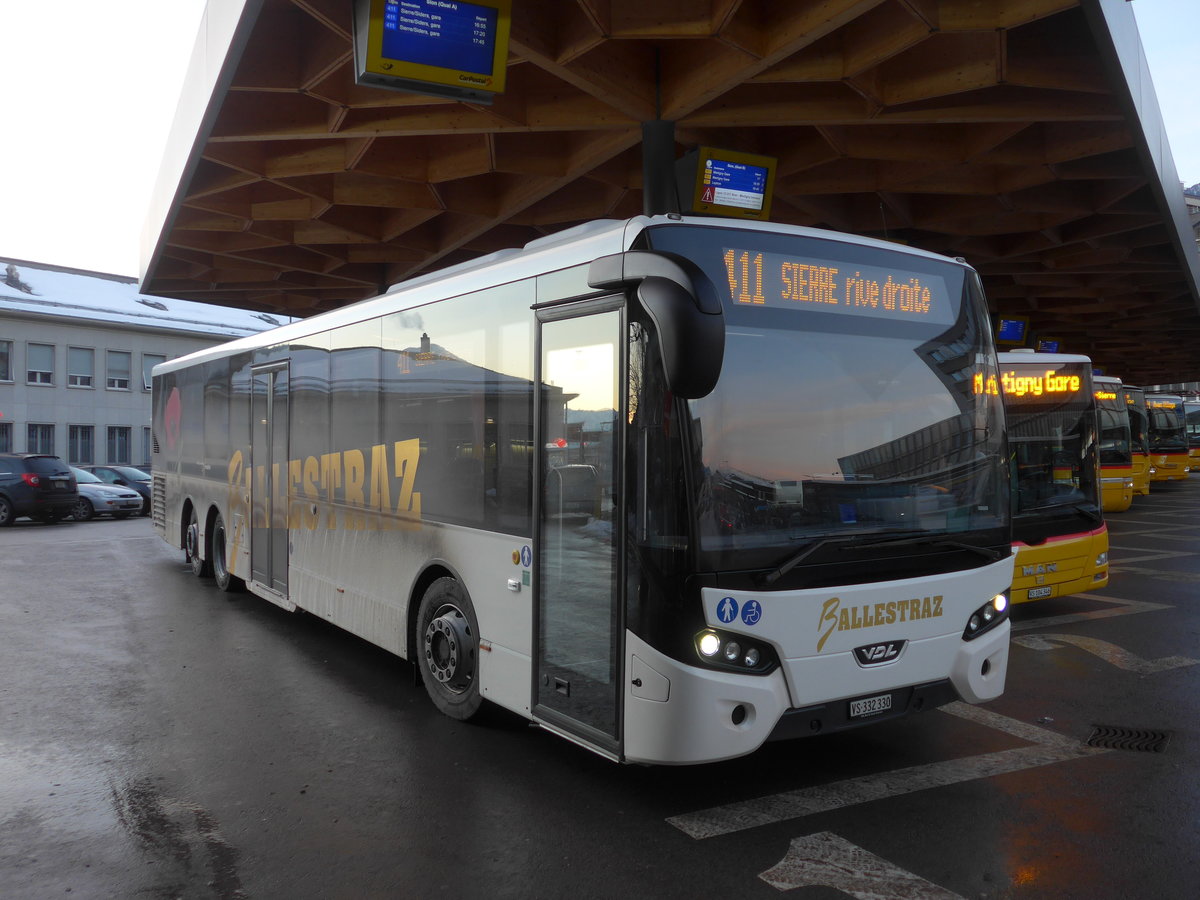 (187'261) - Ballestraz, Grne - VS 332'330 - VDL am 23. Dezember 2017 beim Bahnof Sion