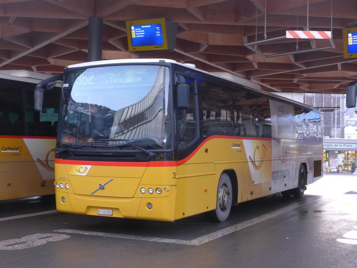 (187'269) - Lathion, Sion - Nr. 3/VS 145'605 - Volvo am 23. Dezember 2017 beim Bahnhof Sion