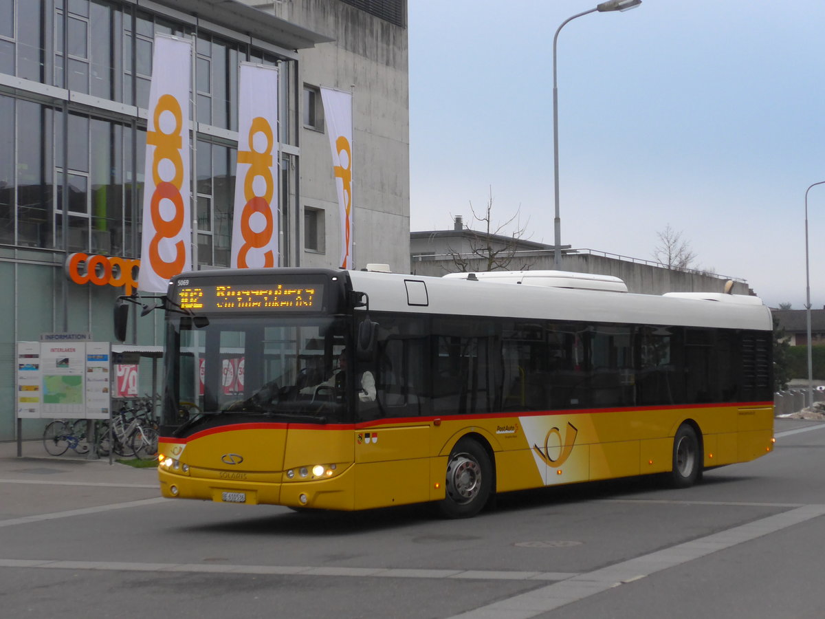 (187'342) - PostAuto Bern - BE 610'536 - Solaris am 24. Dezember 2017 beim Bahnhof Interlaken Ost