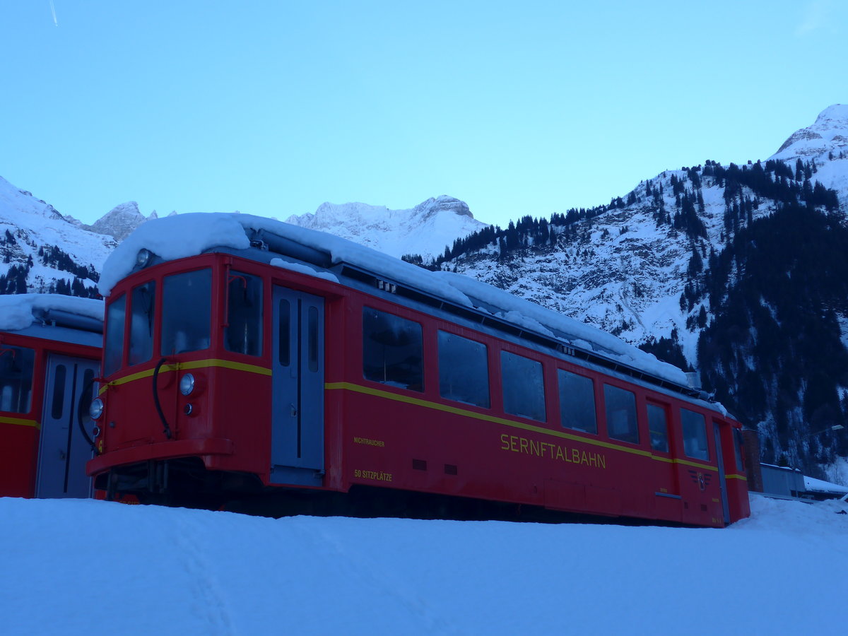 (187'504) - Sernftalbahn-Triebwagen - Nr. 6 - am 31. Dezember 2017 in Elm, Station