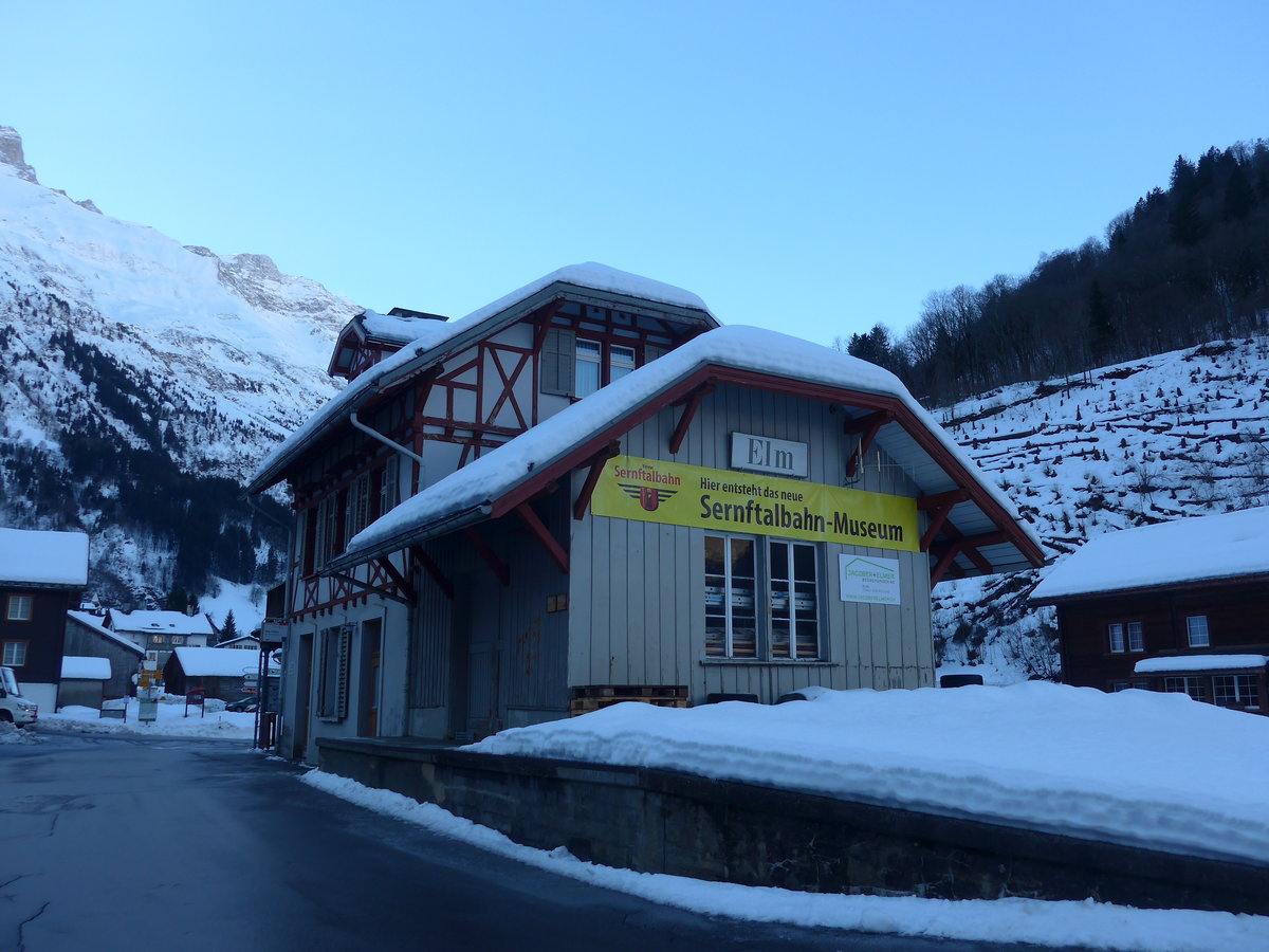 (187'506) - Haltestelle und ehemalige Station der Sernftalbahn am 31. Dezember 2017 in Elm, Station