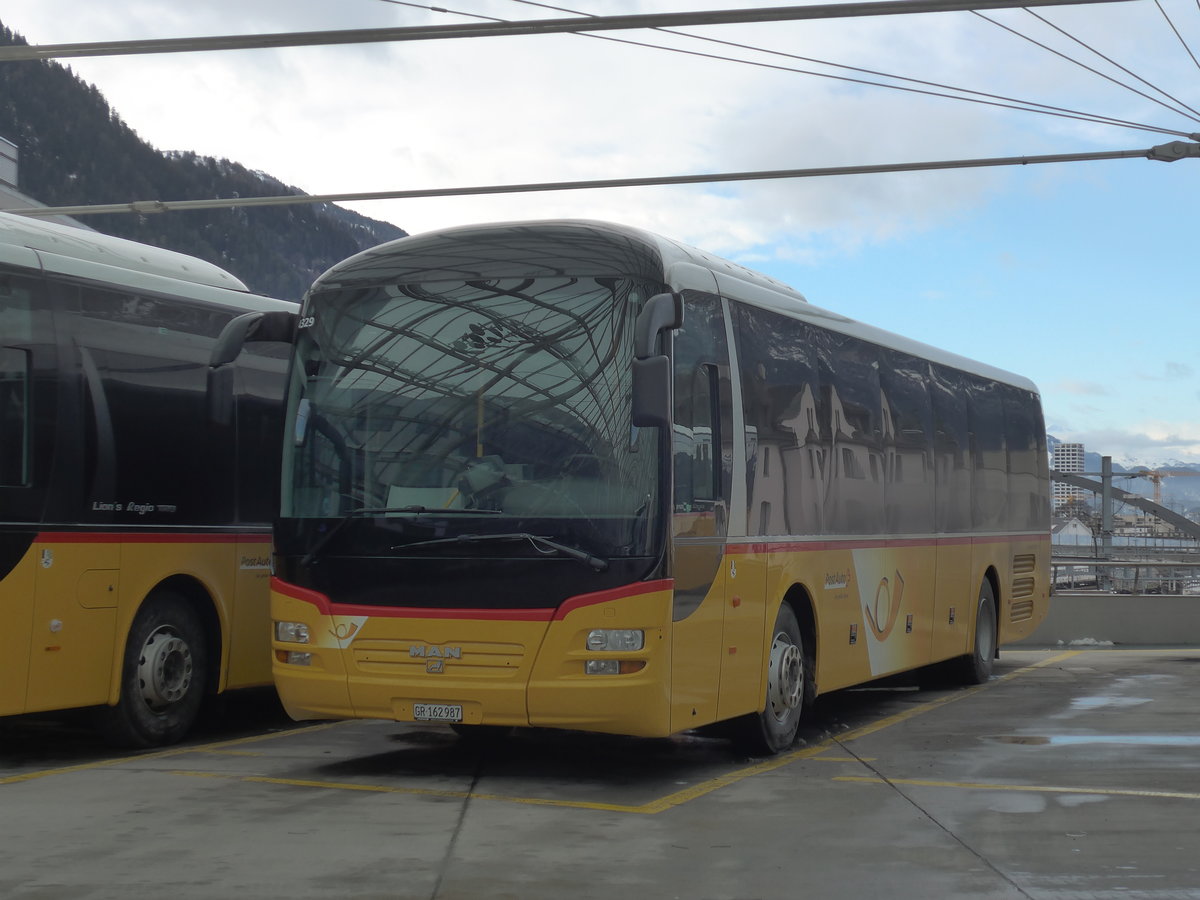 (187'535) - PostAuto Graubnden - GR 162'987 - MAN am 1. Januar 2018 in Chur, Postautostation