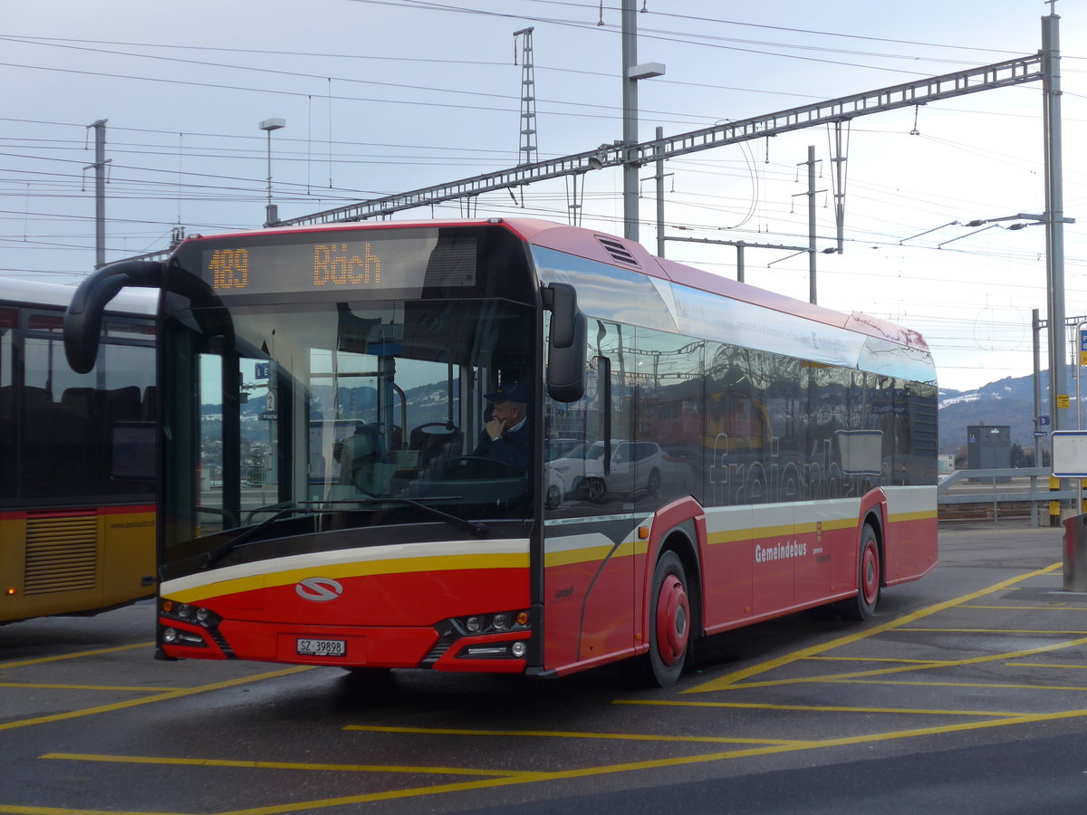 (187'611) - Landolt, Pfffikon - SZ 39'898 - Solaris am 1. Januar 2018 beim Bahnhof Pfffikon