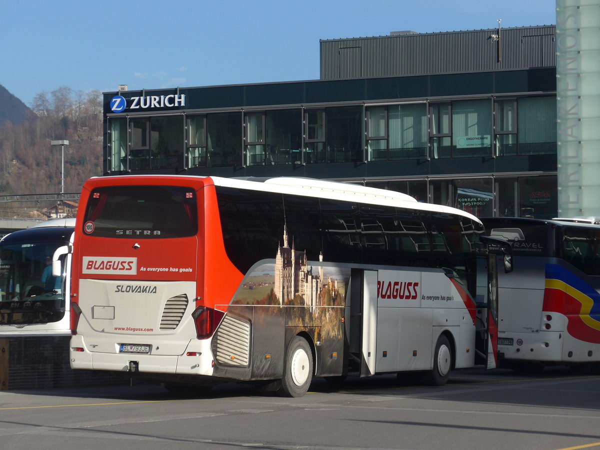 (187'902) - Aus der Slowakei: Blaguss, Bratislava - Nr. 46'505/BL-793JE - Setra am 8. Januar 2018 beim Bahnhof Interlaken Ost