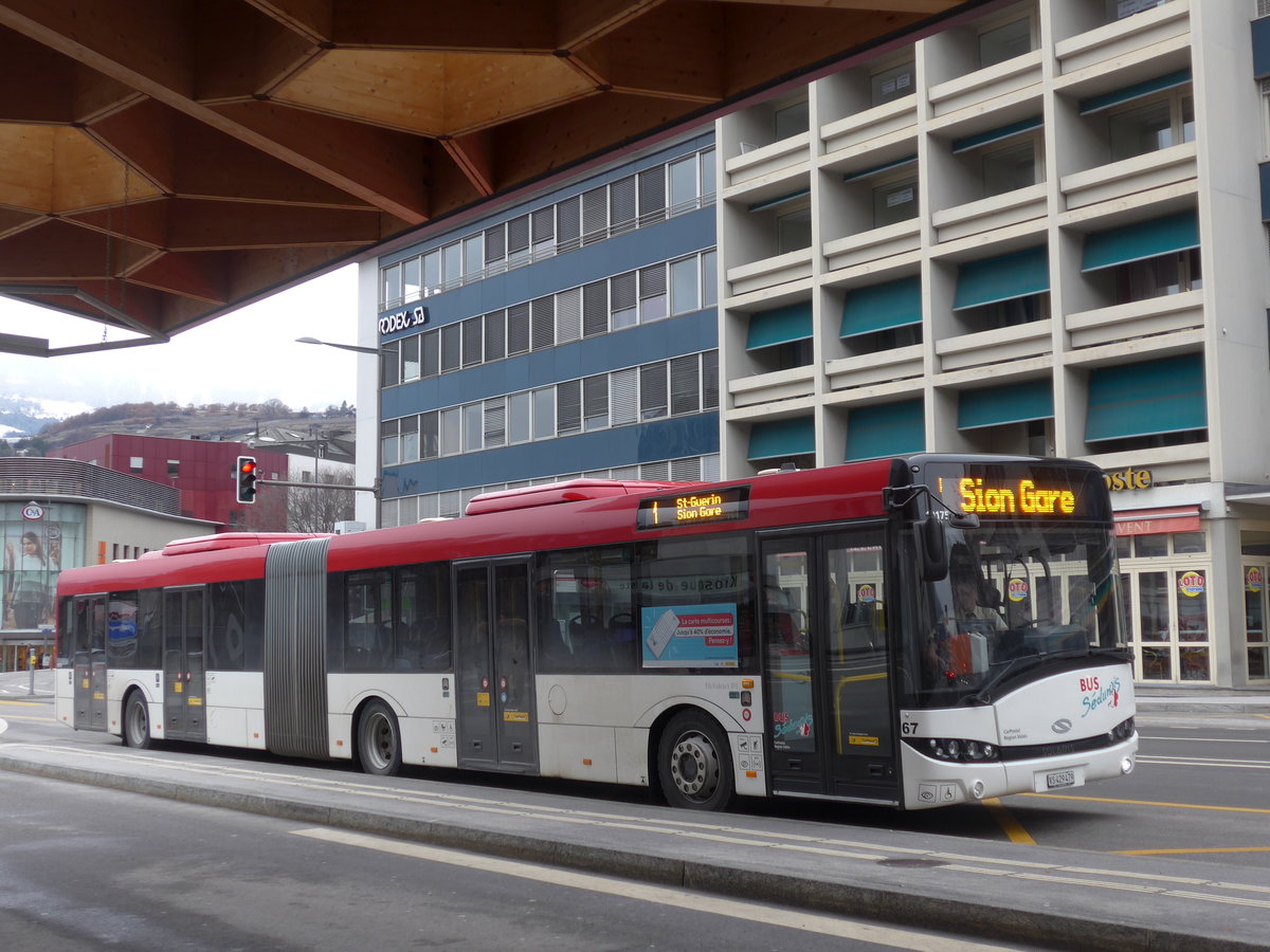 (188'035) - PostAuto Wallis - Nr. 67/VS 429'479 - Solaris am 20. Januar 2018 beim Bahnhof Sion