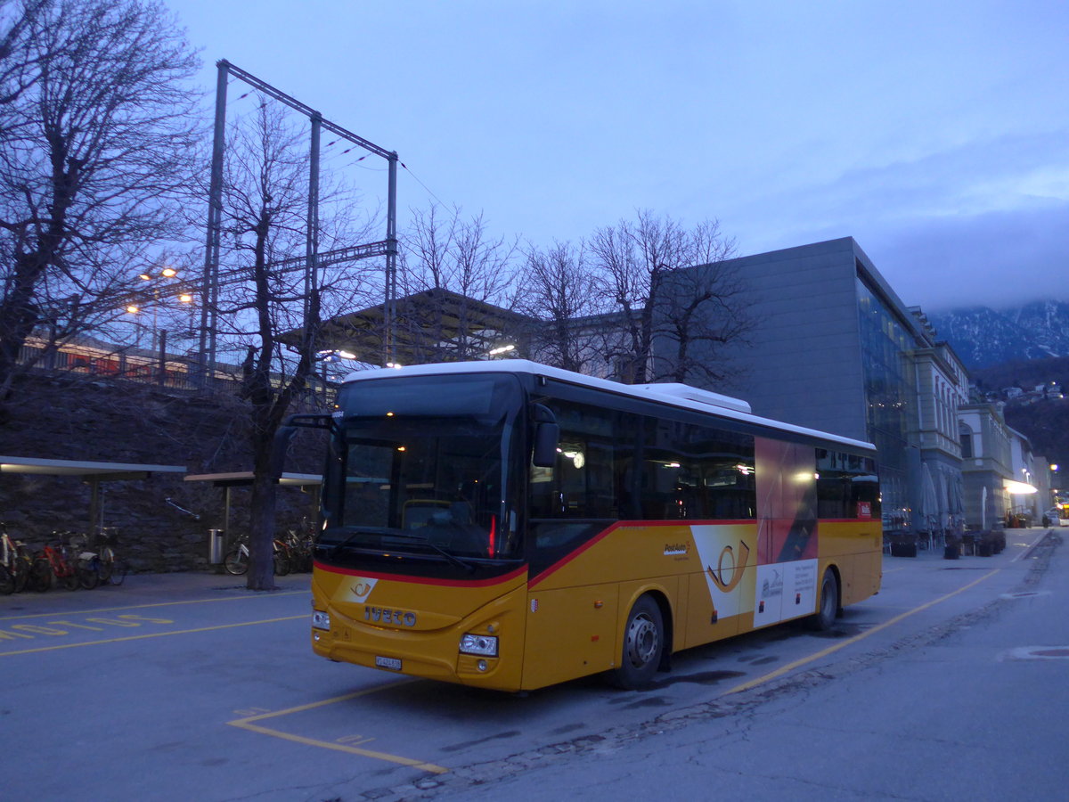 (188'947) - PostAuto Wallis - VS 424'838 - Iveco am 18. Februar 2018 beim Bahnhof Brig