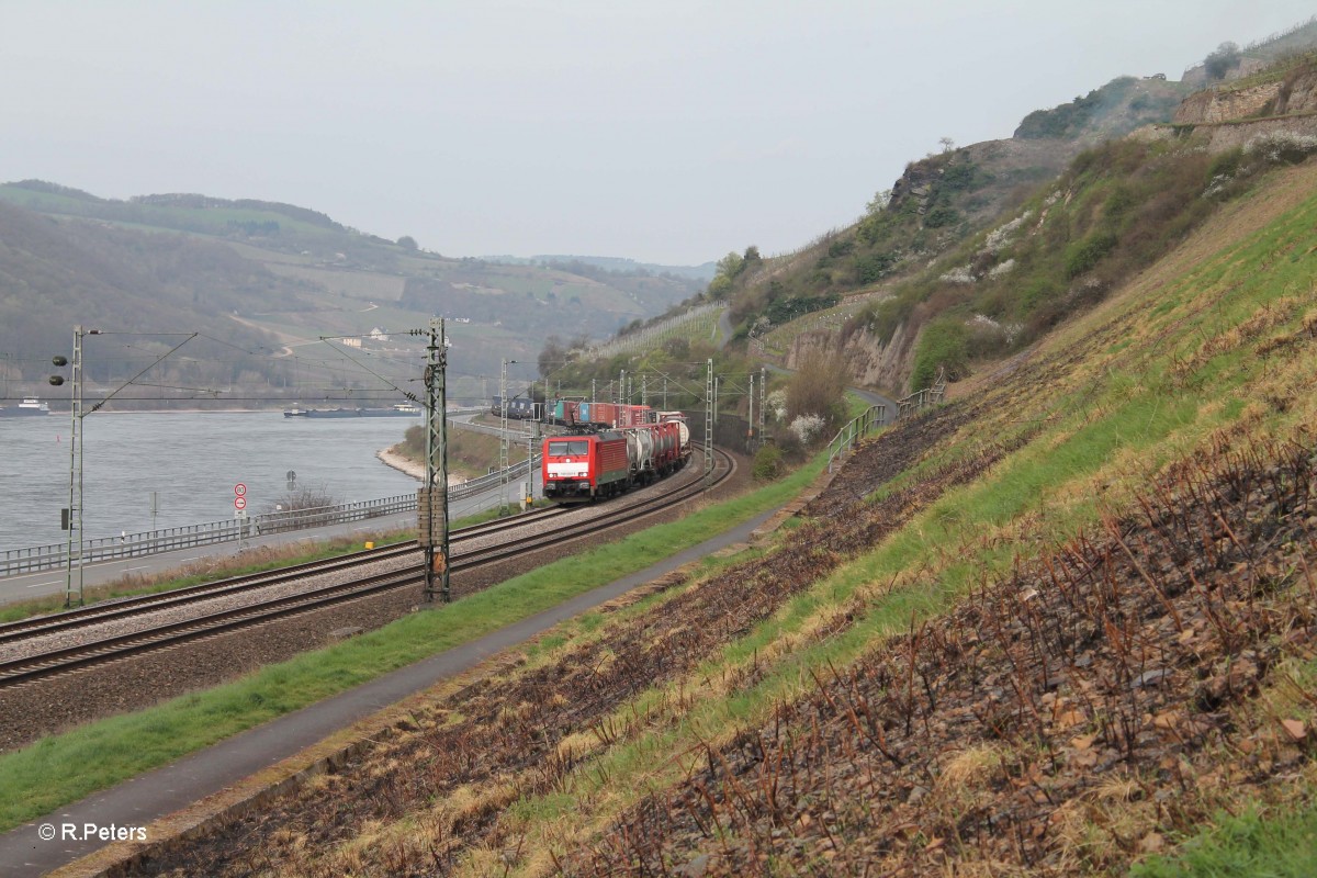 189 050-8 mit einem Containerzug bei der Blockstelle Bodenthal. 21.03.14