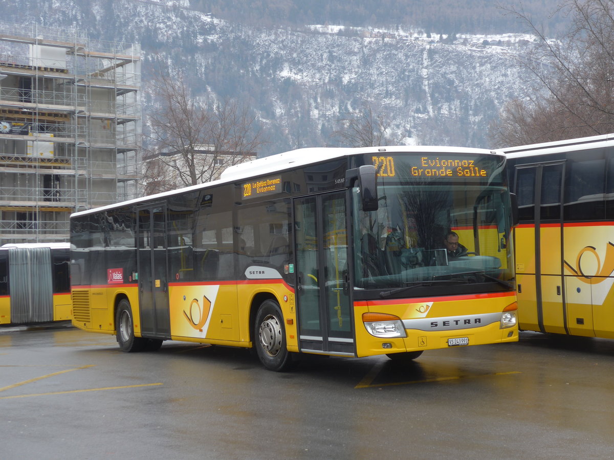 (189'035) - PostAuto Wallis - Nr. 44/VS 243'991 - Setra am 3. Mrz 2018 beim Bahnhof Martigny