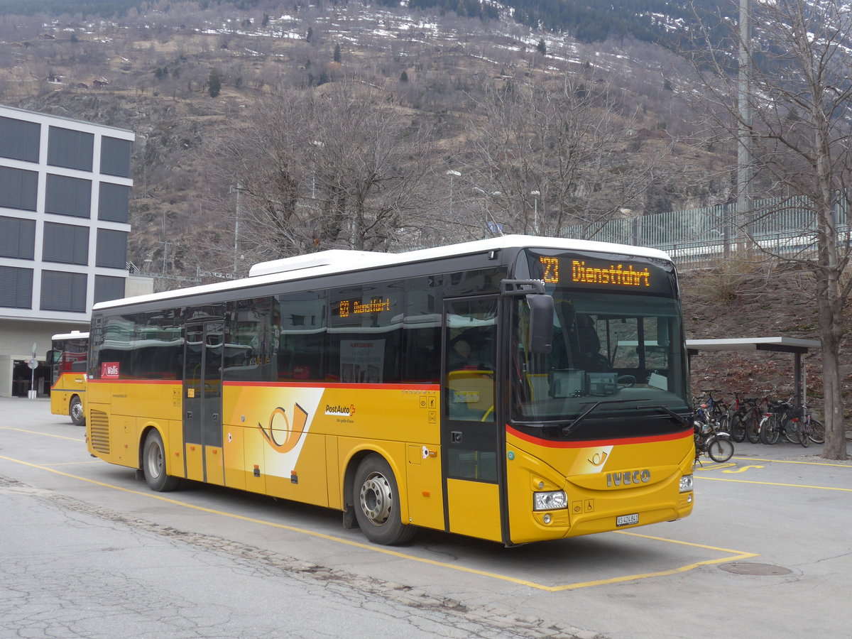 (189'047) - PostAuto Wallis - VS 424'841 - Iveco am 3. Mrz 2018 beim Bahnhof Brig