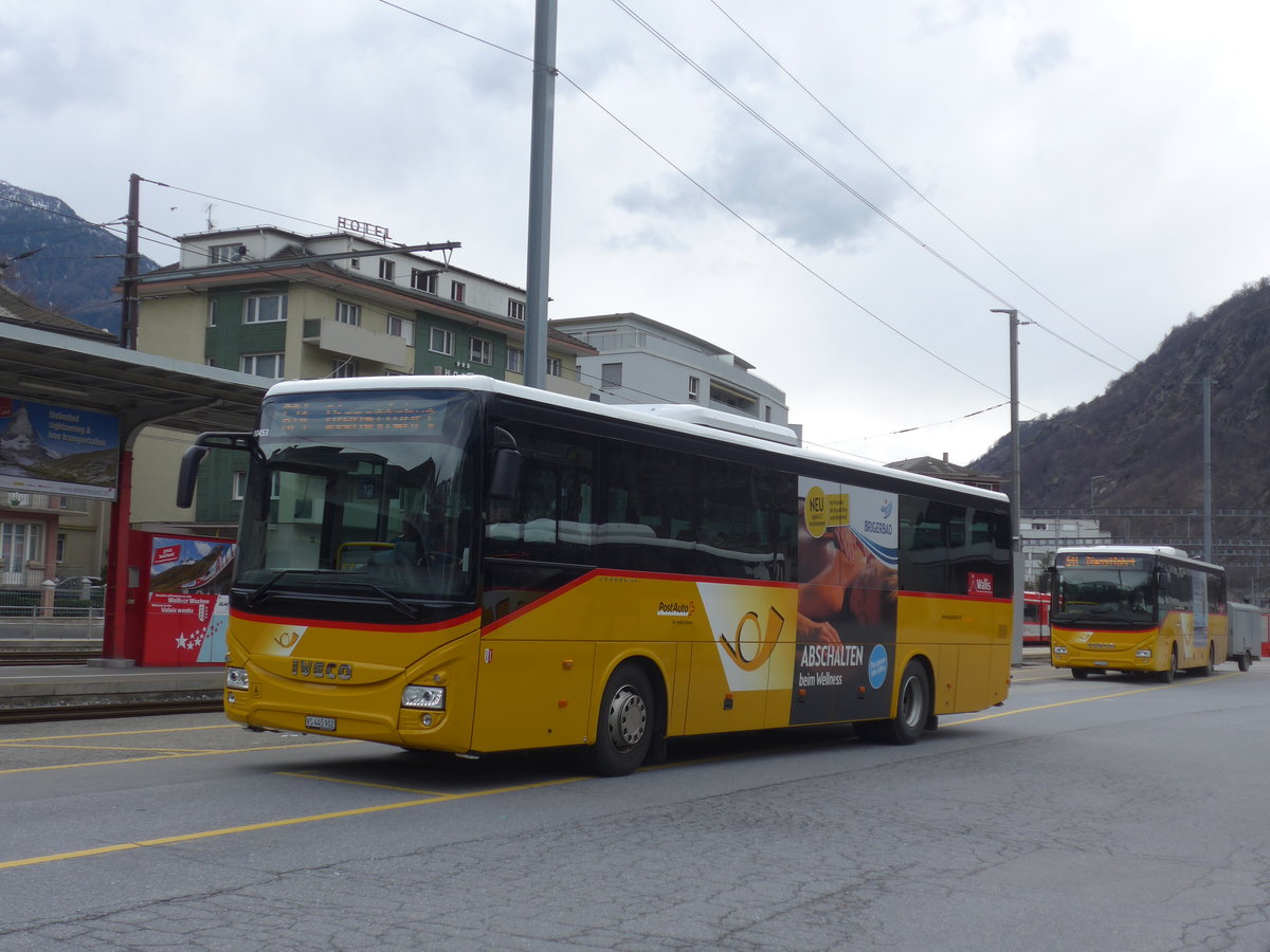 (189'781) - PostAuto Wallis - VS 445'902 - Iveco am 30. Mrz 2018 beim Bahnhof Brig