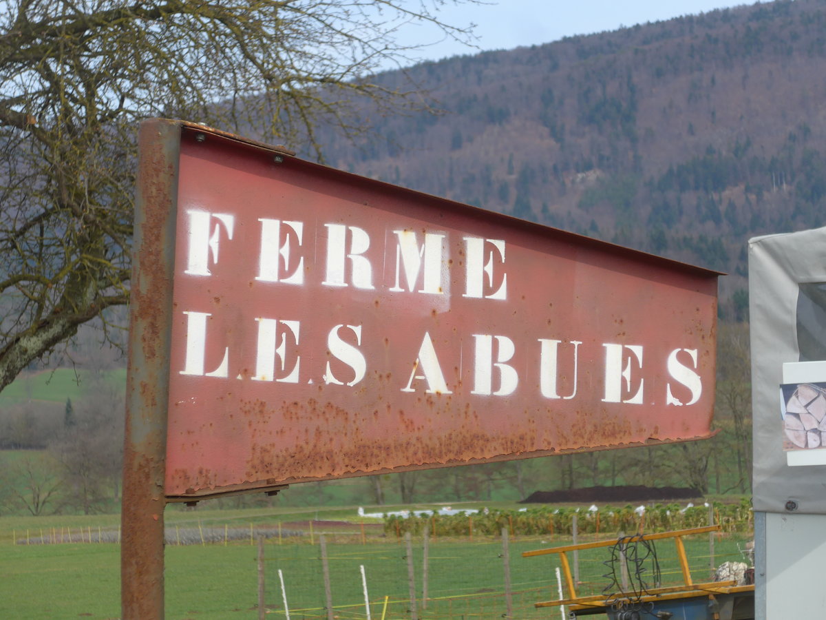 (189'925) - Hinweisschild zum Ferme les Abues am 2. April 2018 bei Delmont