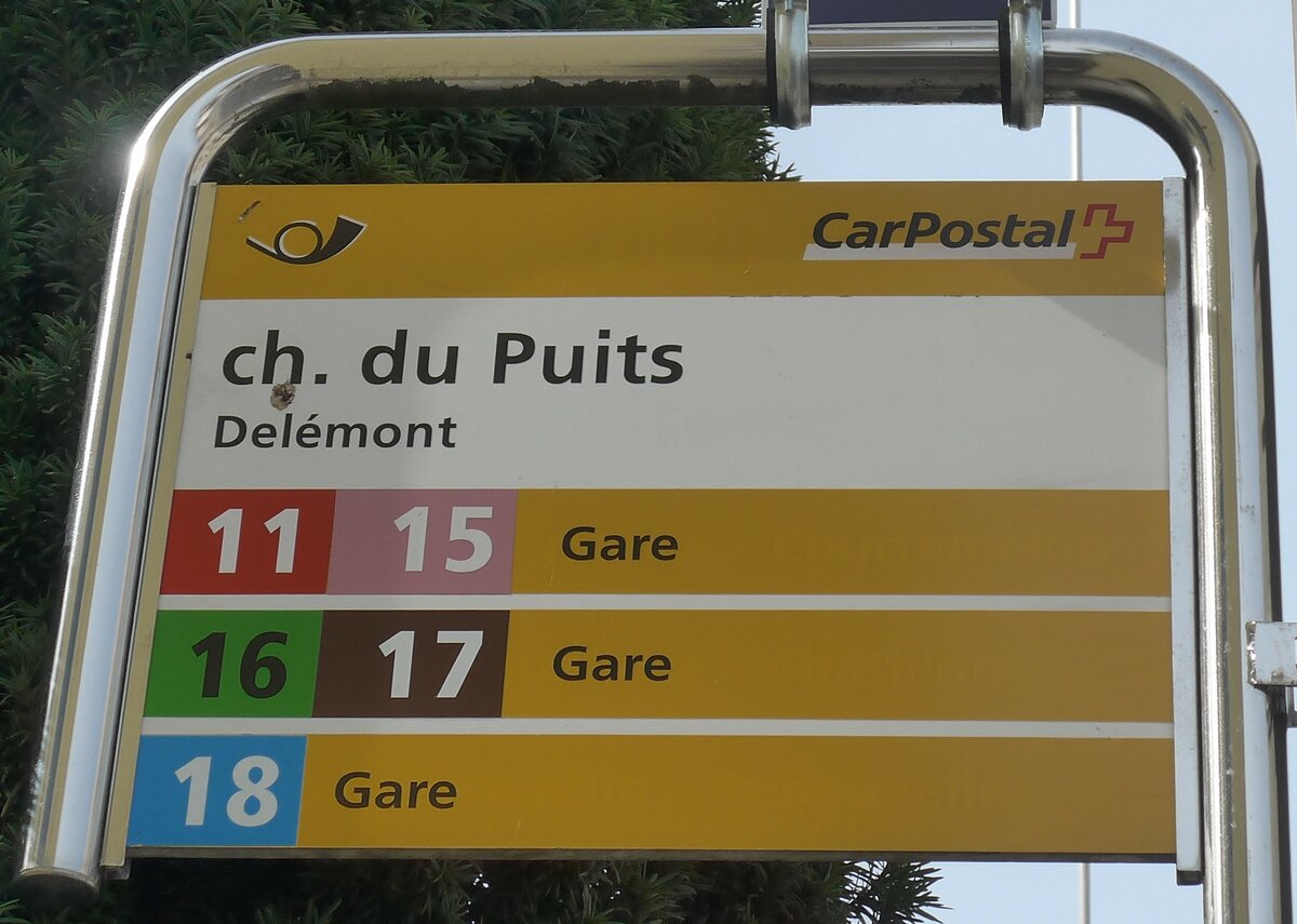 (189'941) - PostAuto-Haltestellenschild - Delmont, ch. du Puits - am 2. April 2018