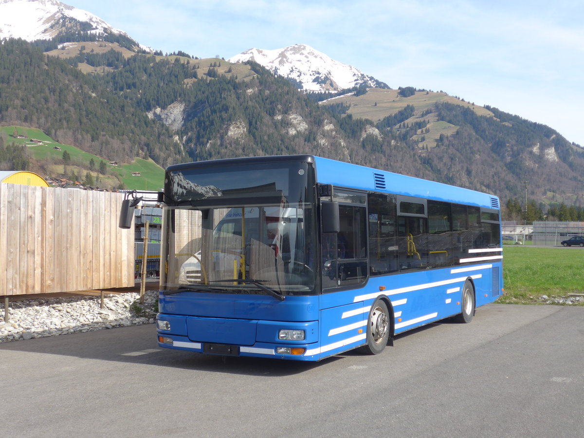 (190'100) - AFA Adelboden - Nr. 56 - MAN/Gppel am 14. April 2018 in Frutigen, Garage