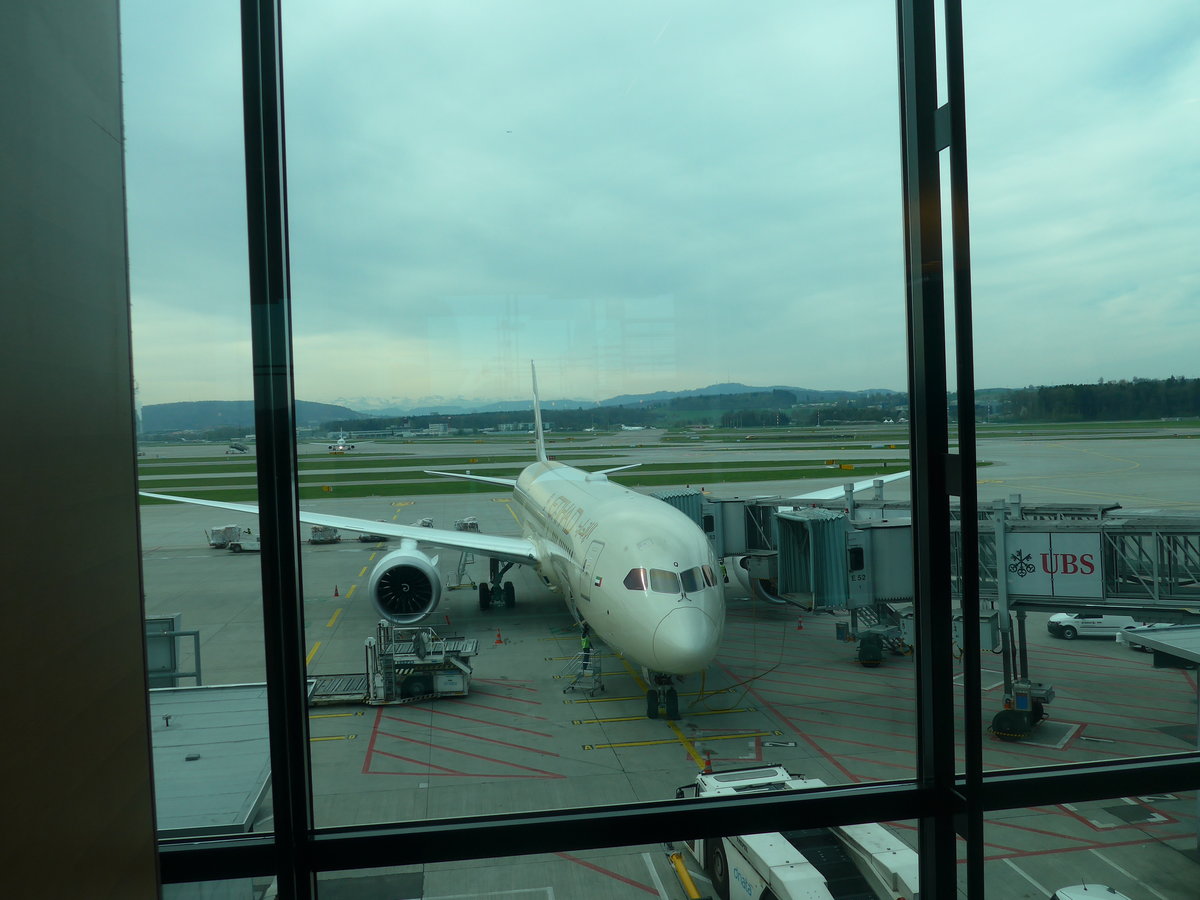 (190'132) - Flugzeug der Etihad fr nach Abu Dhabi am 15. April 2018 in Zrich, Flughafen