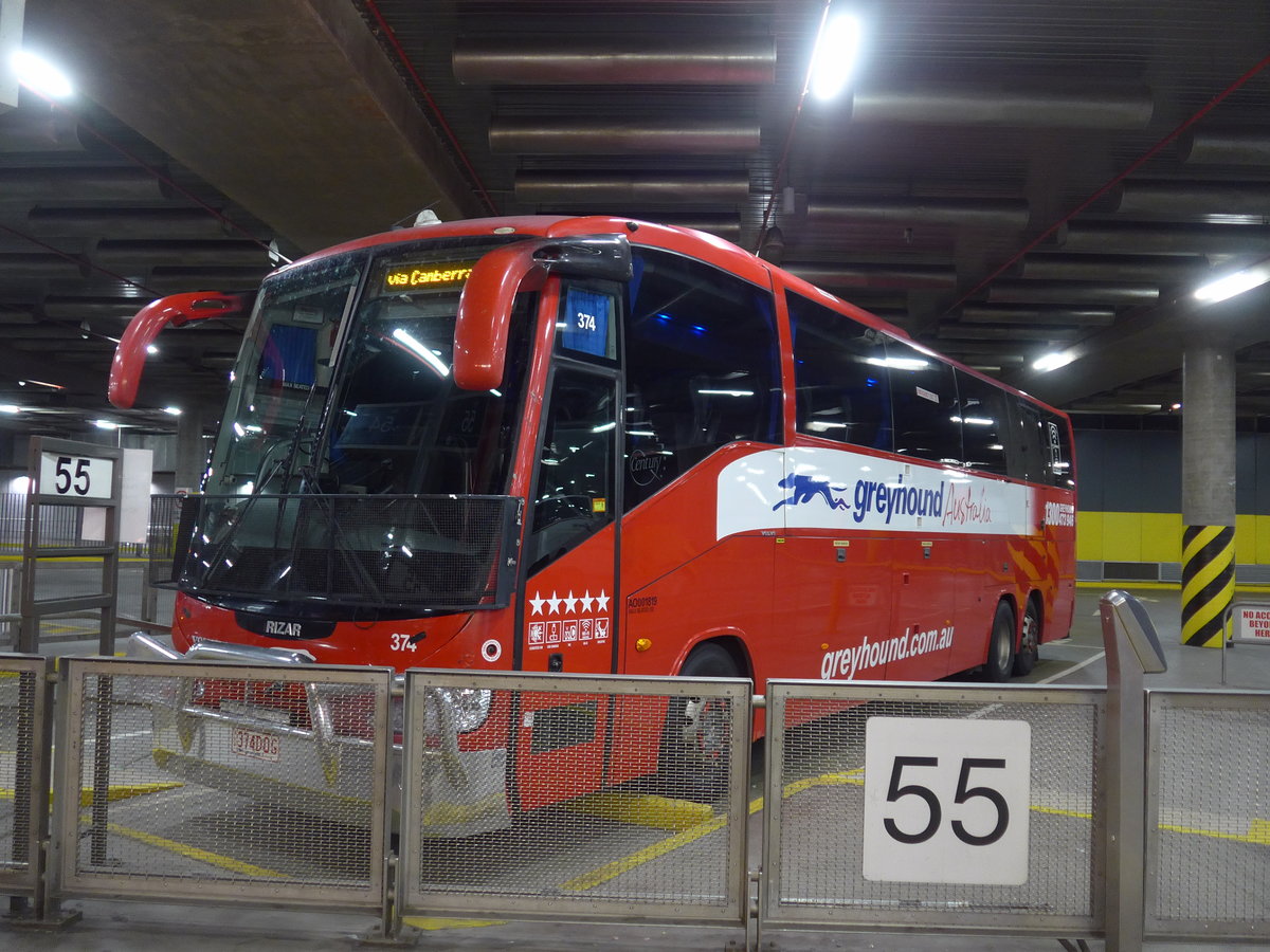 (190'199) - Greyhound Australia, Eagle Farm - Nr. 374/374DOG - Volvo/Irizar (ex SB27GI) am 17. April 2018 in Melbourne, Coach Station