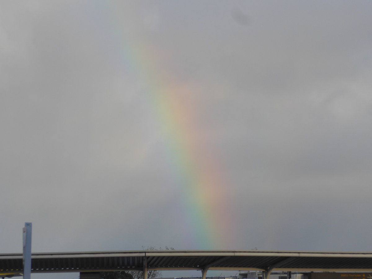 (190'506) - Regenbogen am 20. April 2018 ber dem Airport von Auckland