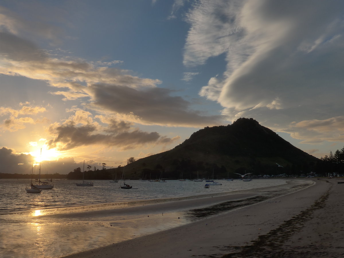 (190'770) - Sonnenuntergang mit Mount Maunganui am 21. April 2018 in Mauao