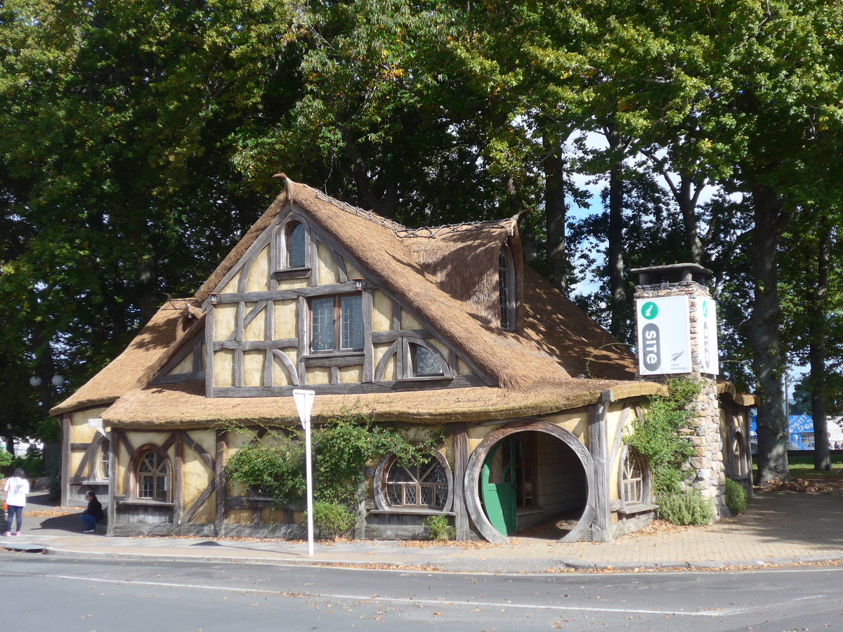 (190'804) - Tourismusbro im Stil von Hobbiton am 22. April 2018 in Matamata