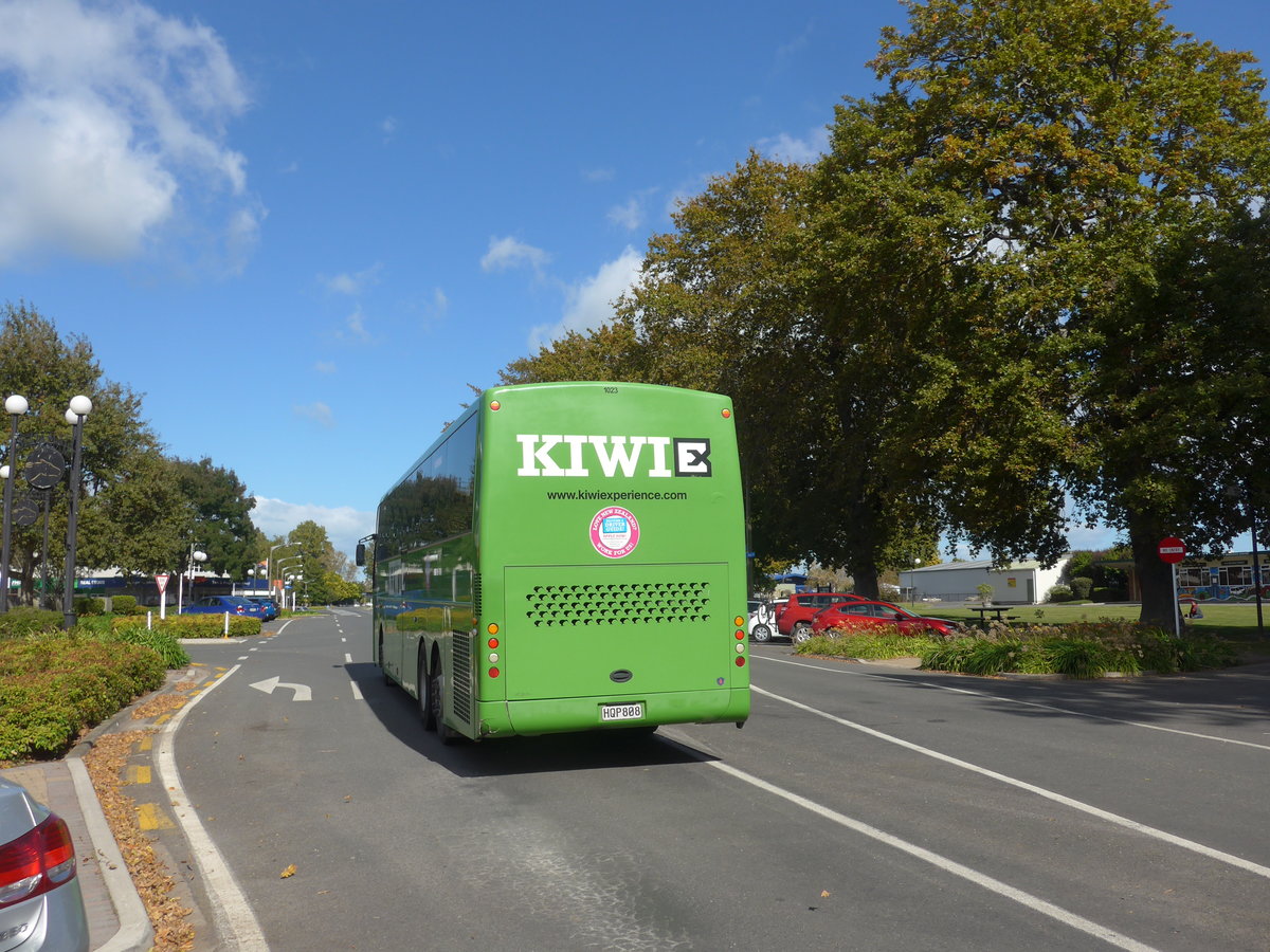 (190'839) - Kiwi Experience - Nr. 1023/HQP808 - Scania/KiwiBus am 22. April 2018 in Matamata