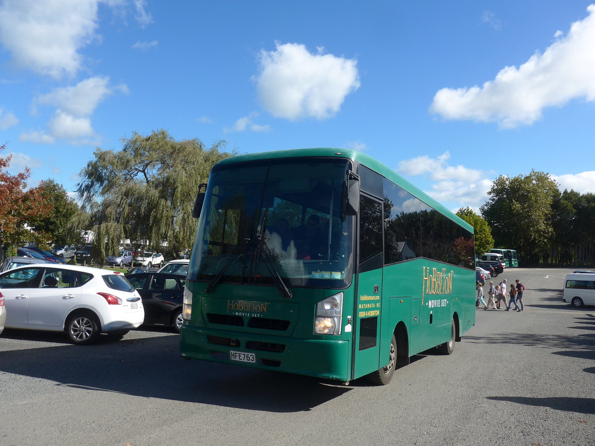 (190'850) - Hobbiton, Matamata - Nr. 4/HFE763 - Isuzu/KiwiBus am 22. April 2018 in Hinuera, Hobbiton