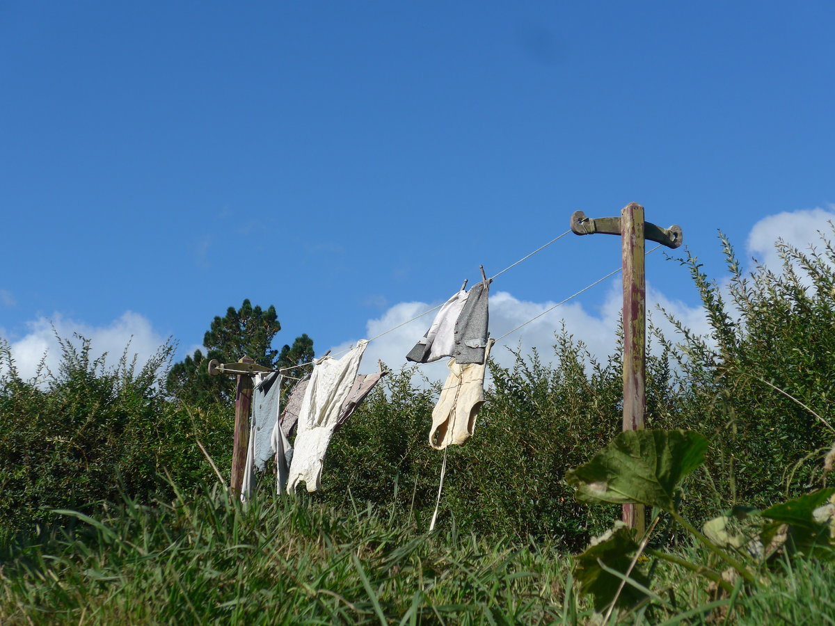 (190'875) - Wscheleine mit Wsche im Hobbiton am 22. April 2018 bei Hinuera