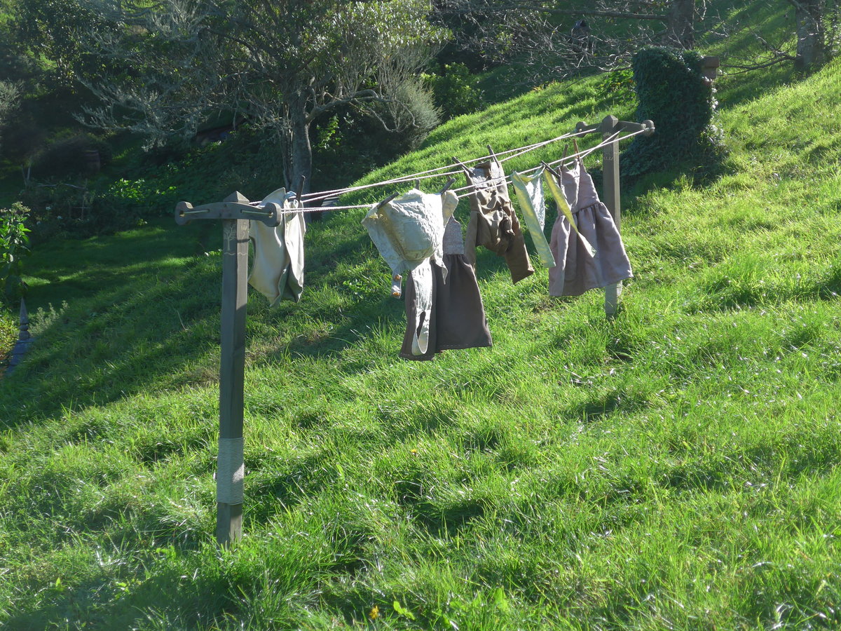 (190'900) - Wscheleine mit Wsche im Hobbiton am 22. April 2018 bei Hinuera
