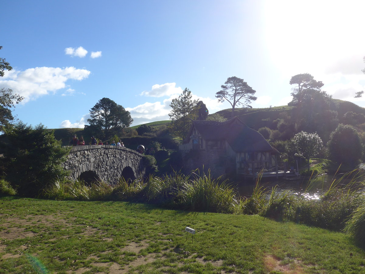 (190'967) - Hobbiton-Landschaft mit Brcke am 22. April 2018 bei Hinuera