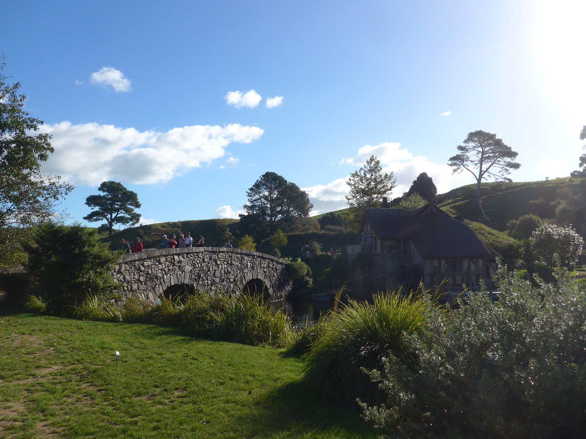 (190'968) - Hobbiton-Landschaft mit Brcke im Hobbiton am 22. April 2018 bei Hinuera