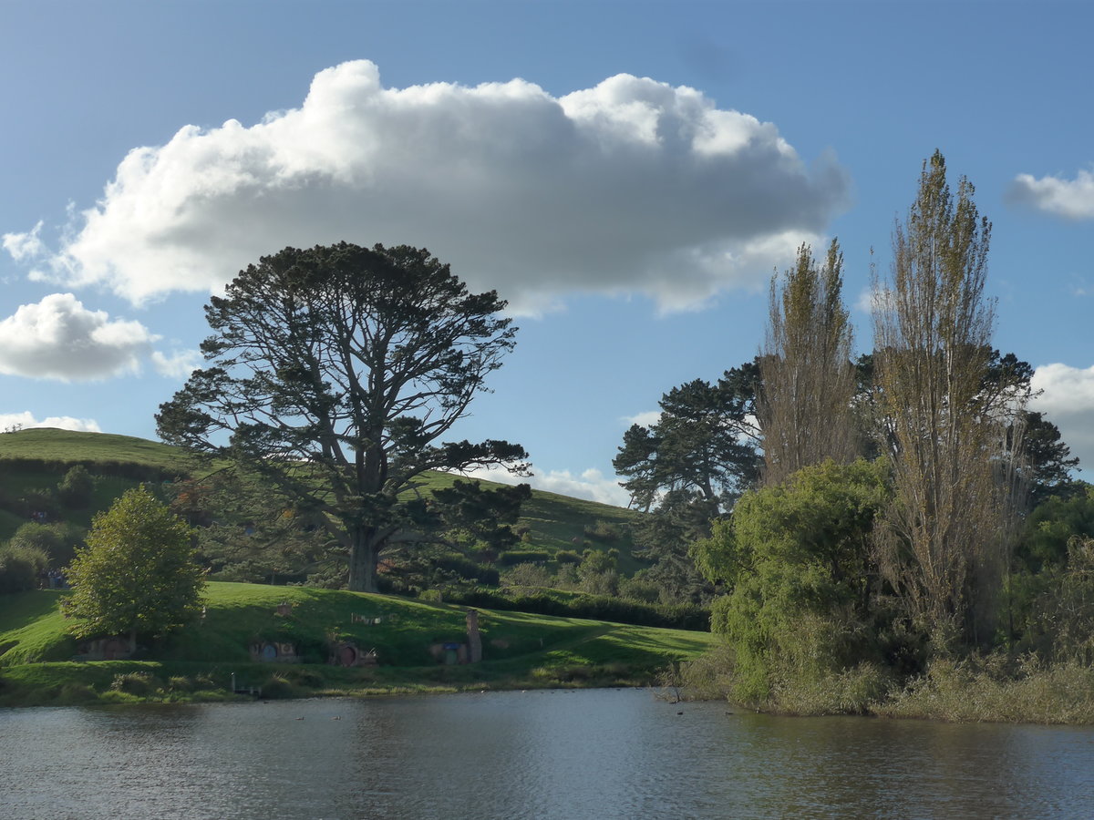 (190'978) - Hobbiton-Landschaft mit Bumen und See am 22. April 2018 bei Hinuera