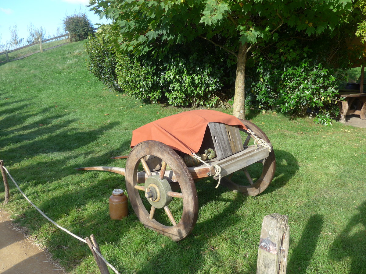 (190'981) - Holzwagen im Hobbiton am 22. April 2018 bei Hinuera