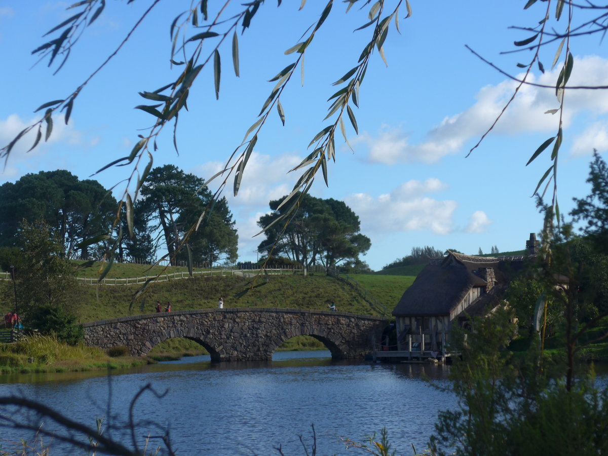 (190'984) - Hobbiton-Landschaft mit See und Bumen am 22. April 2018 bei Hinuera