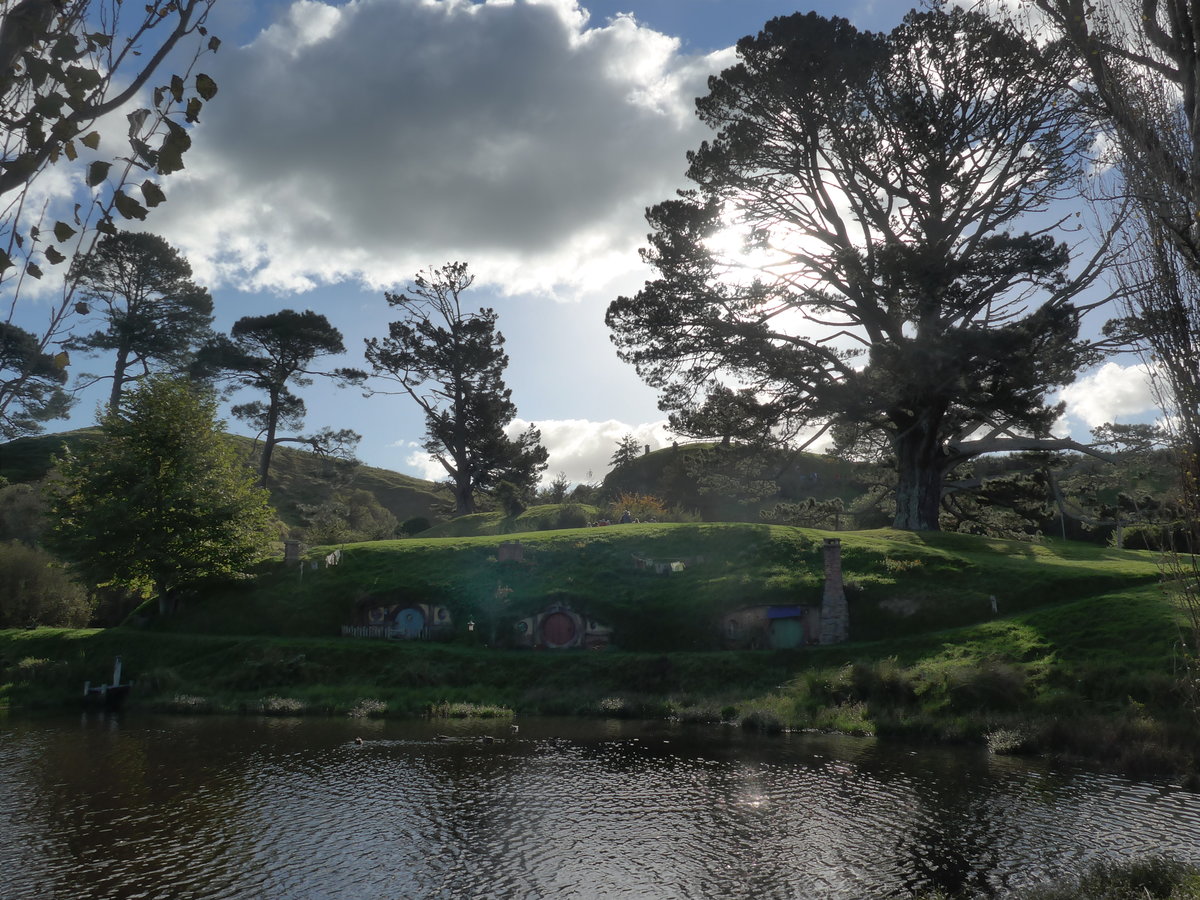 (190'986) - Hobbiton-Landschaft mit See und Bumen am 22. April 2018 bei Hinuera