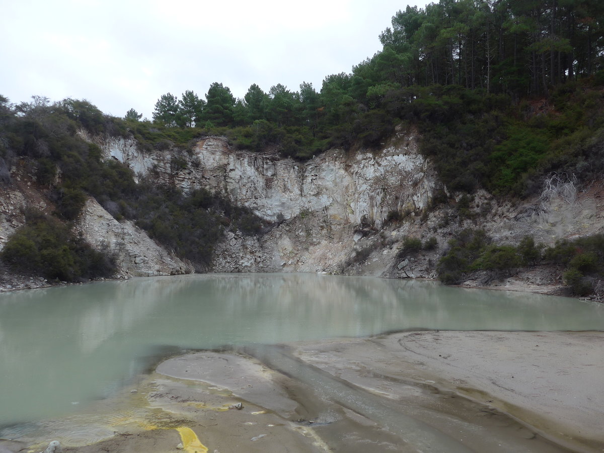 (191'105) - See und Felsen im Wai-O-Tapu Thermal Wonderland am 23. April 2018 bei Rotorua