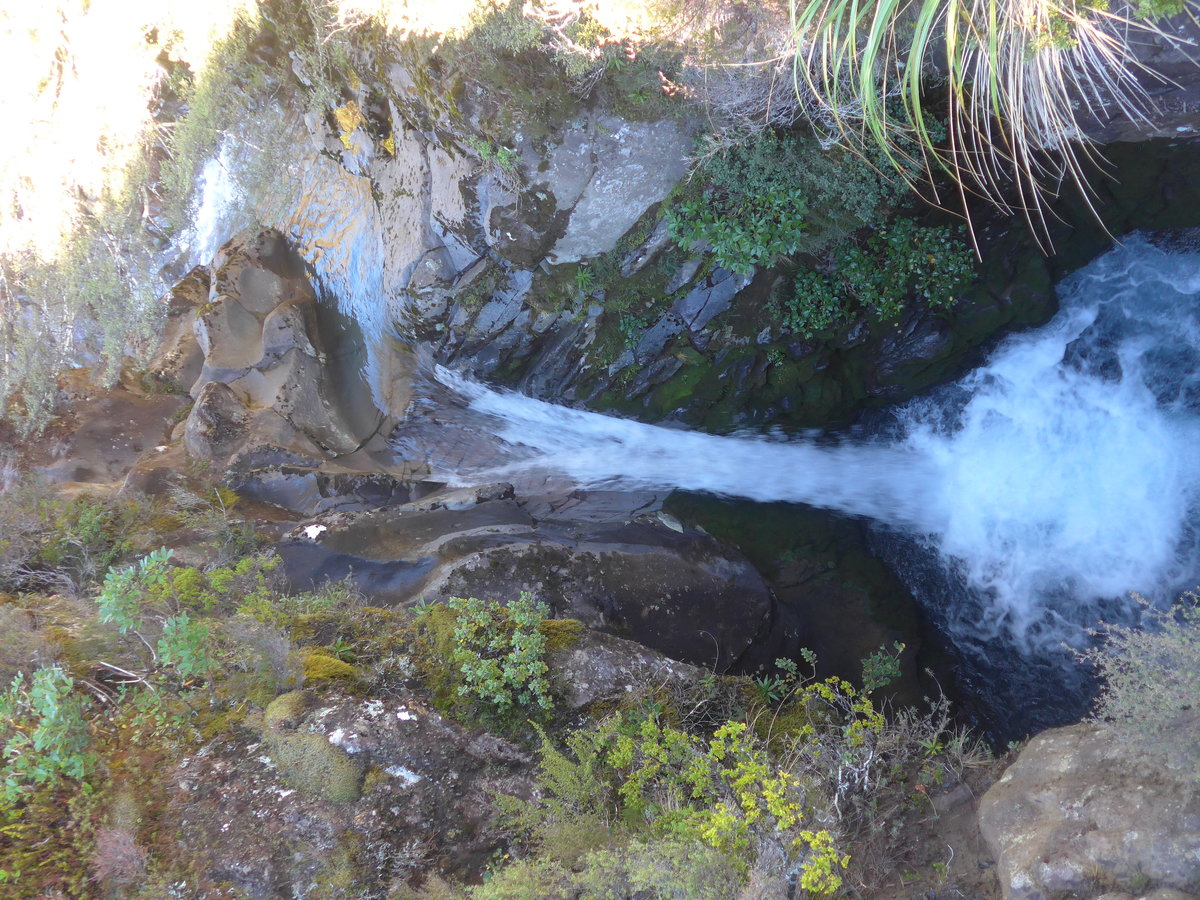 (191'327) - Kleiner Wasserfall im Tongariro-Nationalpark am 25. April 2018 bei Whakapapa