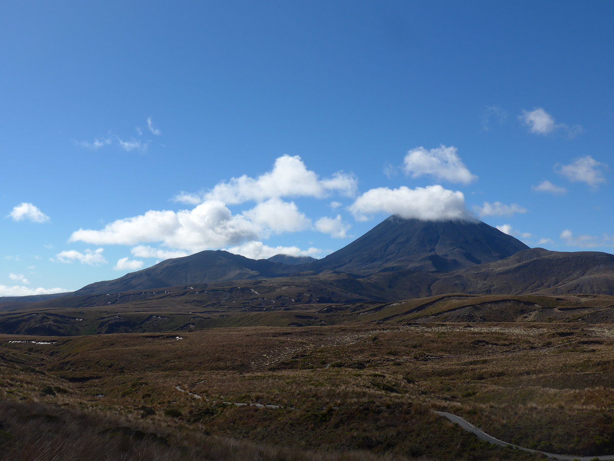 (191'393) - Der Mount Ngauruhoe ist eingehllt am 25. April 2018 bei Whakapapa