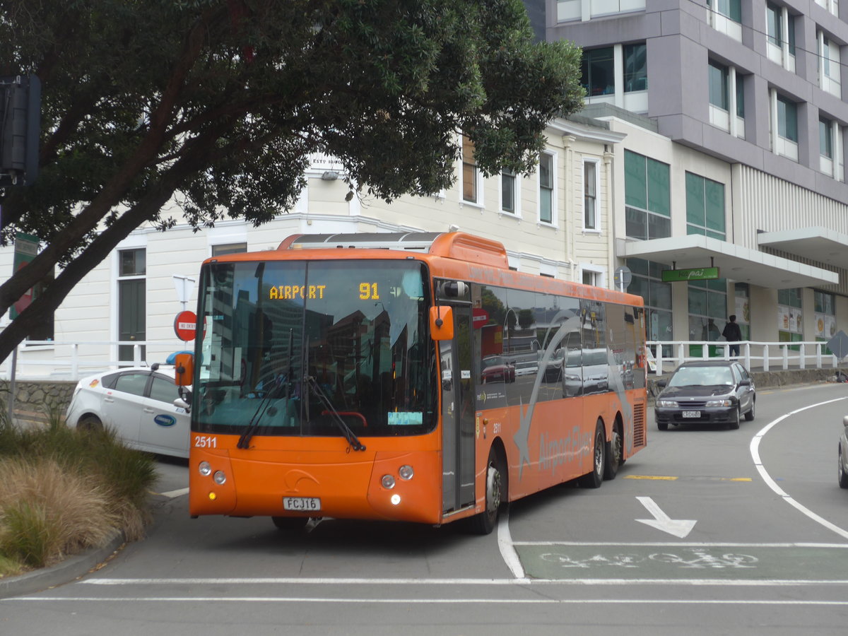 (191'637) - Airport Flyer, Wellington - Nr. 2511/FCJ16 - Scania/KiwiBus am 27. April 2018 beim Bahnhof Wellington